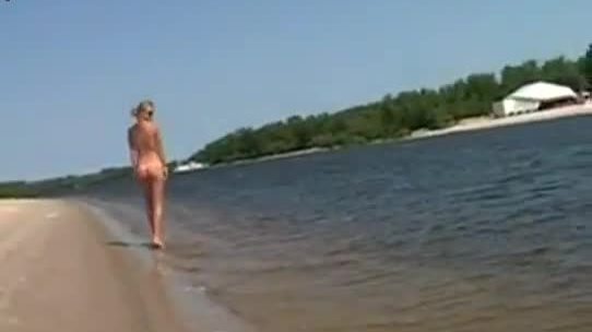 Ebony ass solo linda gets naked on the beach