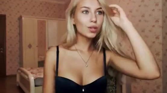 Hot teen webcam girl shows off her body